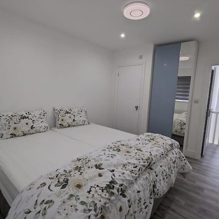 Beautiful 3 Bedroom House In London -Ensuite Bed Room Twickenham Esterno foto