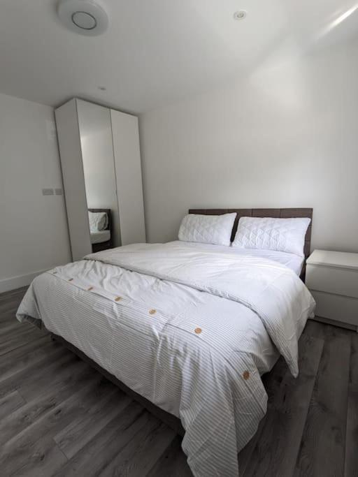 Beautiful 3 Bedroom House In London -Ensuite Bed Room Twickenham Esterno foto