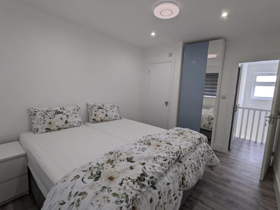 Beautiful 3 Bedroom House In London -Ensuite Bed Room Twickenham Esterno foto