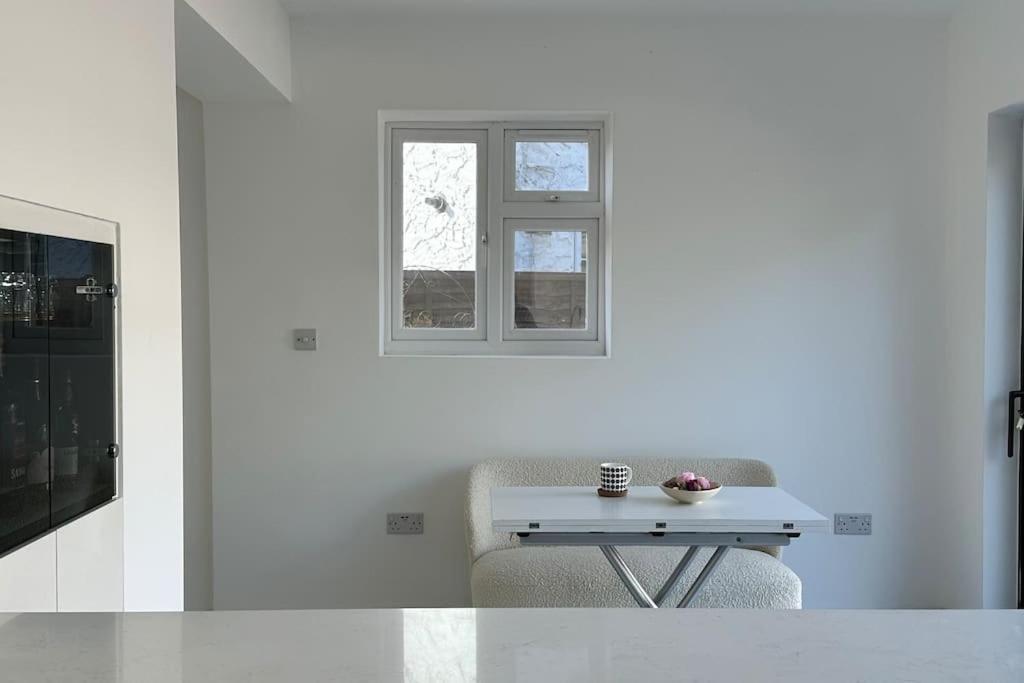 Beautiful 3 Bedroom House In London -Ensuite Bed Room Twickenham Esterno foto