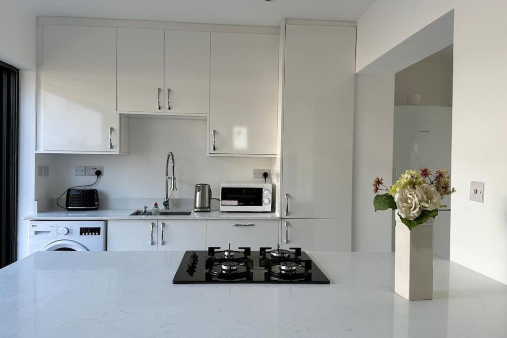 Beautiful 3 Bedroom House In London -Ensuite Bed Room Twickenham Esterno foto