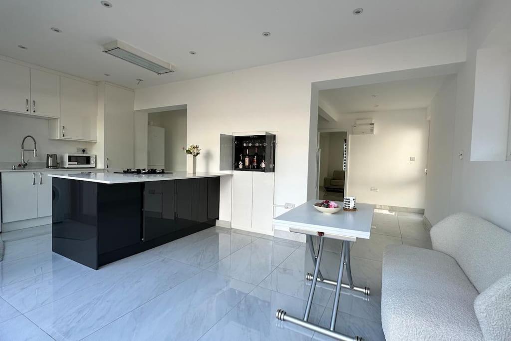 Beautiful 3 Bedroom House In London -Ensuite Bed Room Twickenham Esterno foto