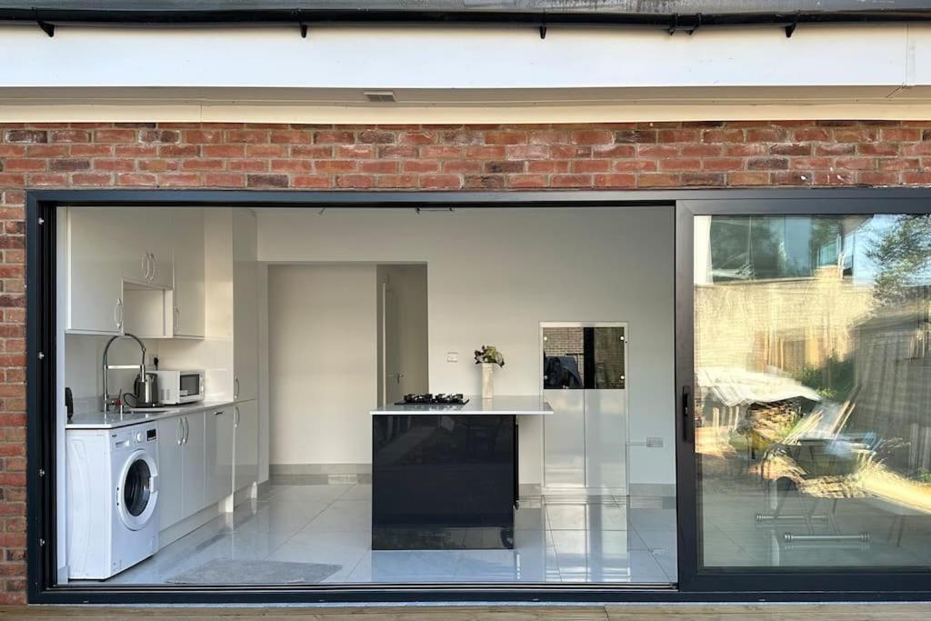 Beautiful 3 Bedroom House In London -Ensuite Bed Room Twickenham Esterno foto