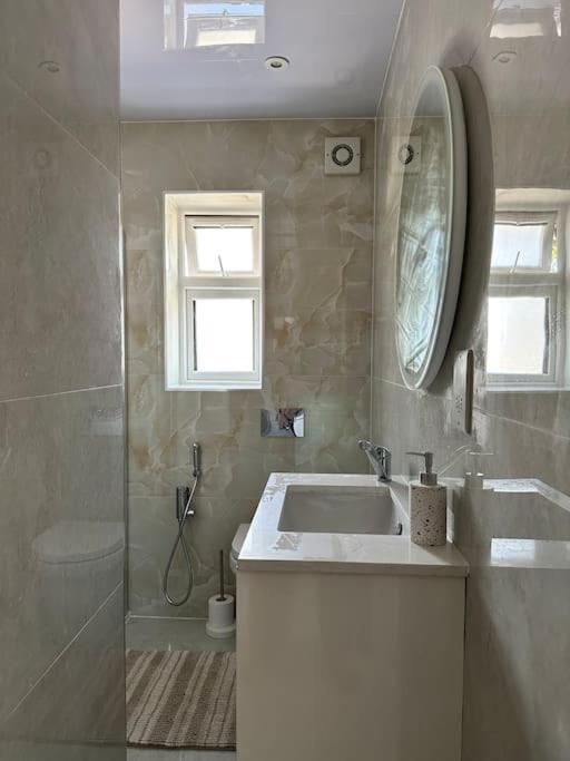 Beautiful 3 Bedroom House In London -Ensuite Bed Room Twickenham Esterno foto
